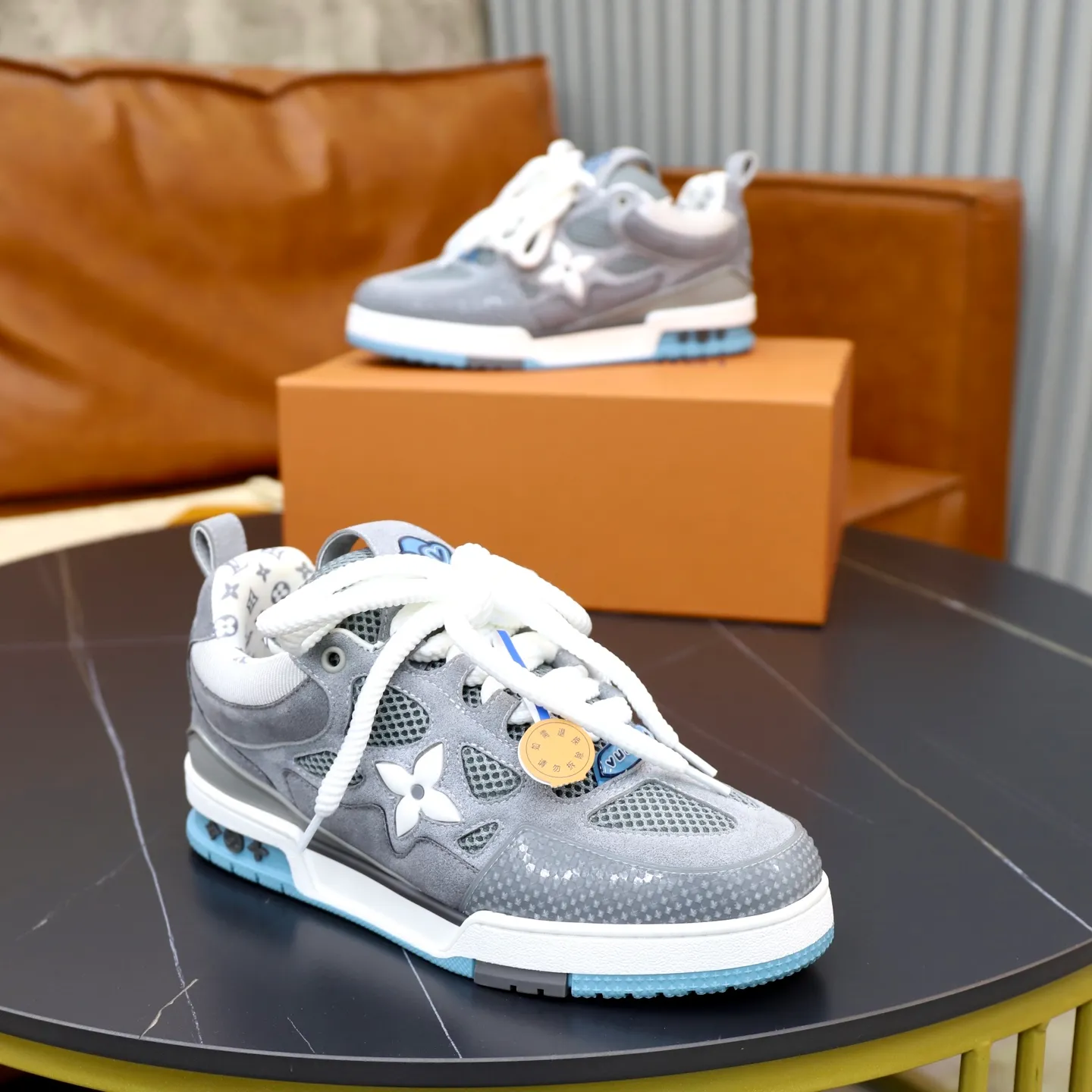 Ex-factory price: 860💰LV Couple👫Louis Vuitton TRAINER sneakers classic Louis Vuitton men's artistic director Virgil Abloh picked inspiration to create this LV Trainer sneaker. Yingze crystal inlays present a colorful effect. VS can be matched with two gorgeous effect colors. The LV letter logo badge on the tongue is gorgeous and noble. The LV letter is decorated on the side. The outsole is decorated with a Monogram flower pattern. It shows the trend of elegance and nobility! Men's and women's models: 35-46